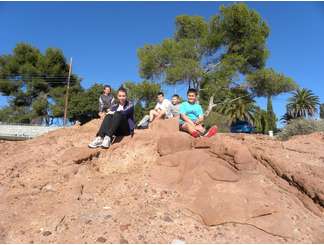 SUR LES ROCHERS DE LA PLAGE AVEC UN VISITEUR (TONY) ET LES JEUNES DE CHATILLON