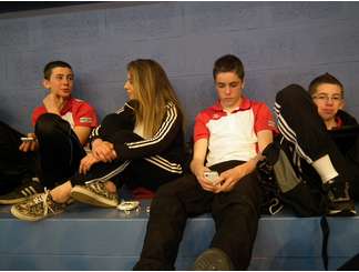 Les jeunes se détendent ........ Cédric t'as quoi dans les mains !!!!!!!!