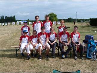 LES JEUNES DU CLUB ET LEUR COACH.